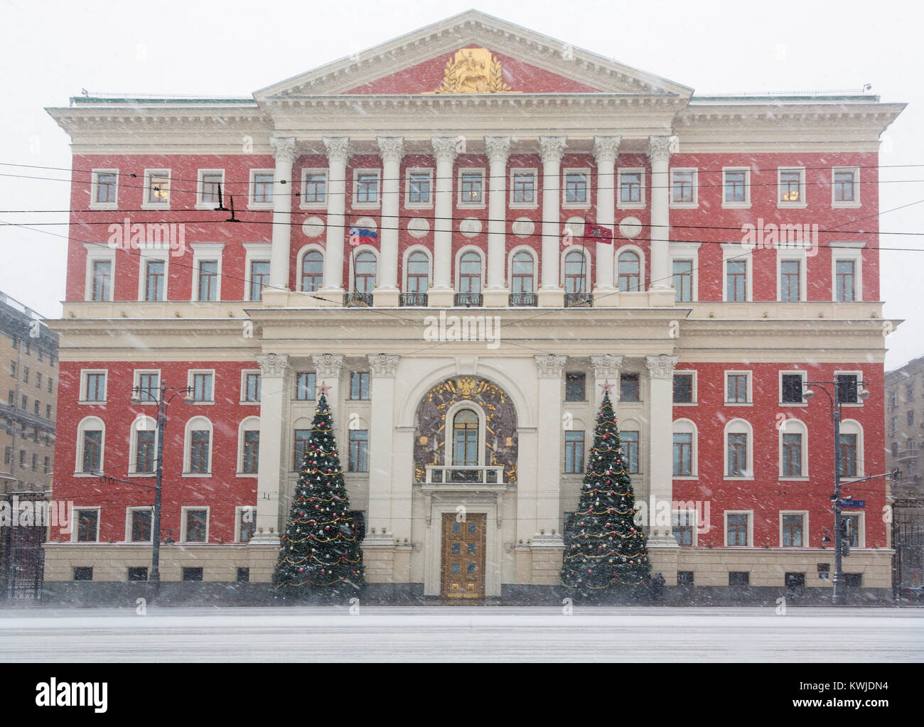 Ansicht des Moskauer Rathaus Gebäude in Abnorme Schneefall im Zentrum von Moskau an der Tverskaya Straße während der Feiertage des neuen Jahres, Russland Stockfoto