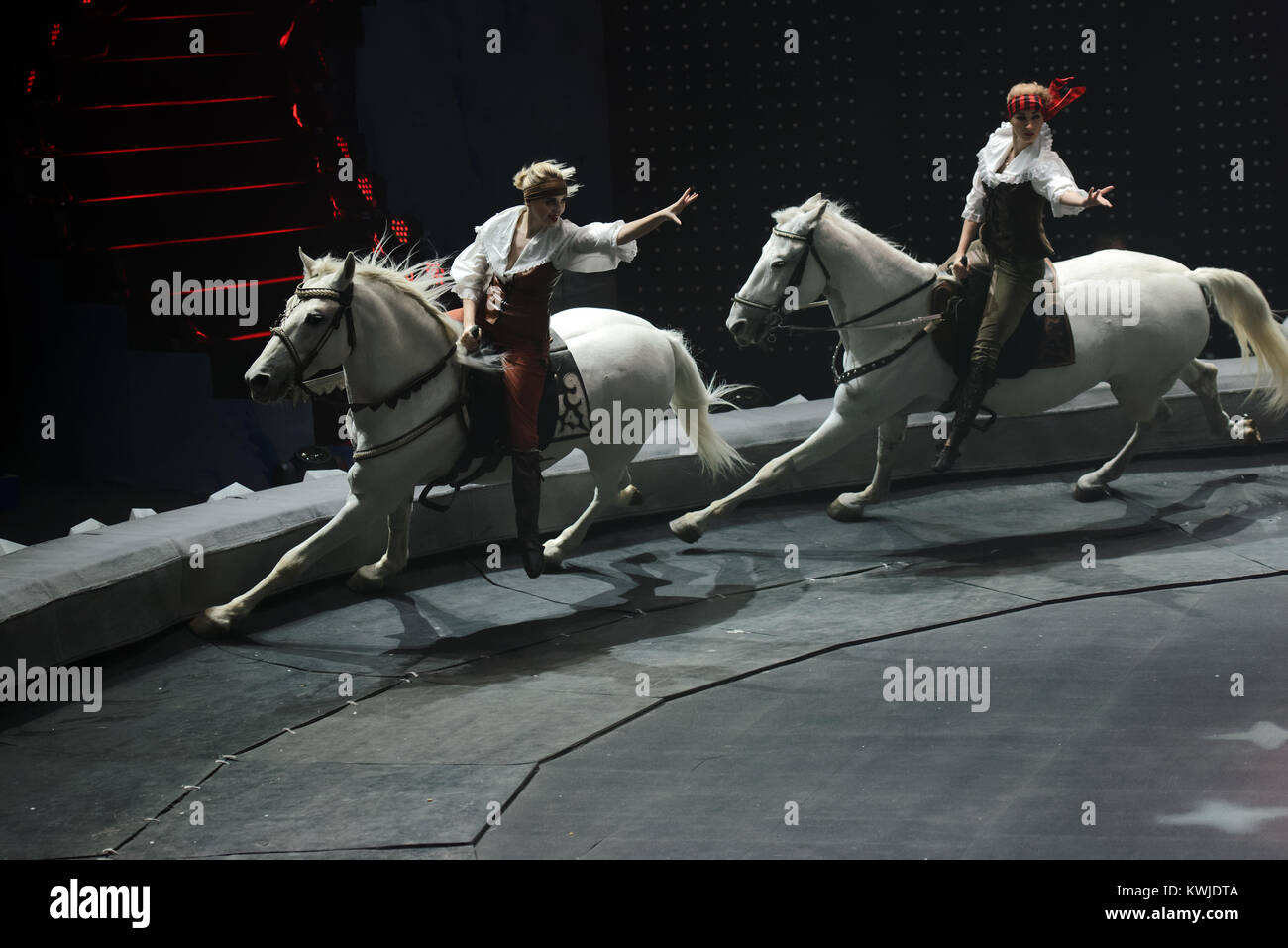 St. Petersburg, Russland - Dezember 28, 2017: Zirkus Reiter der Alexandrov-Serge Dynastie in der Premiere der Show Snow Queen von großen Moskau Circus Stockfoto