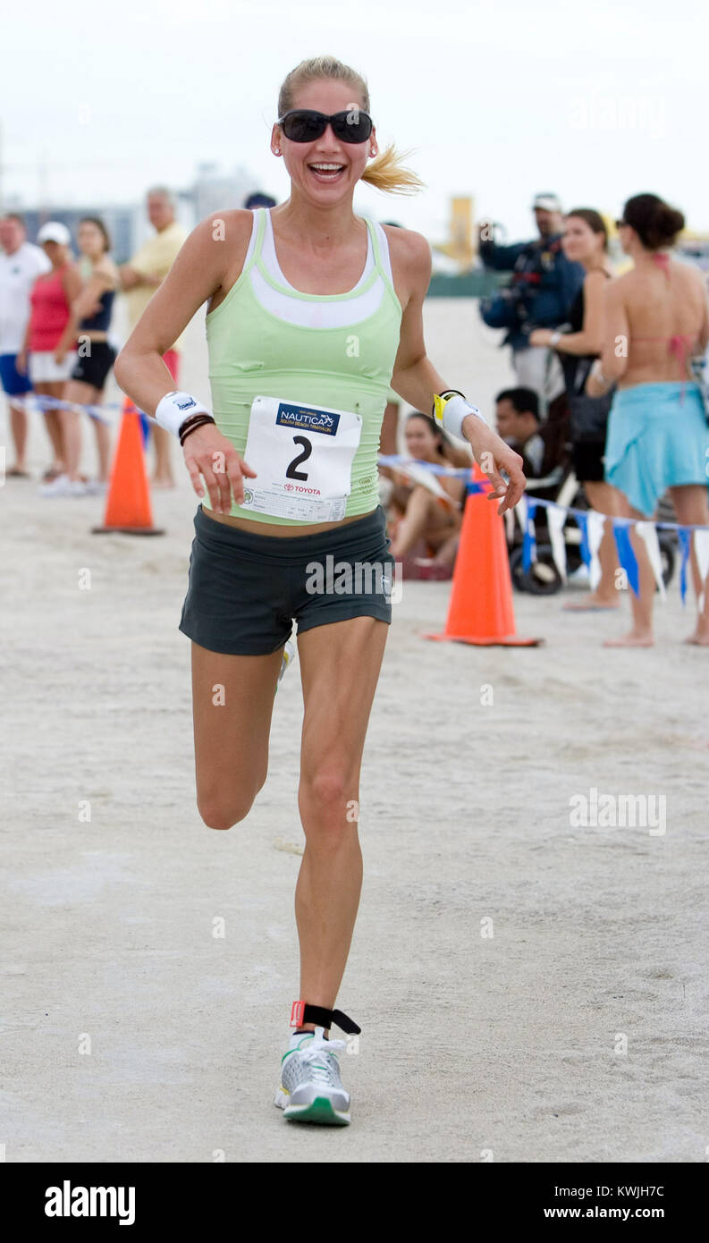 Orig Pix 2004 in Florida, MIAMI BEACH, FL - 23. Mai getroffen: Es sieht aus wie "Der größte Verlierer" ein weiterer neuer Trainer gefunden haben konnten. Nach Berichten, die Tennisspielerin Anna Kournikova die ABC-Fitness zeigen nächste Saison. Kournikova wird melden Sie neue Trainer Cara Castronuova und Brett Hoebel wie die Show große Veränderungen im Gefolge der Jillian Michaels' Abweichung von den Erfolg Erscheinen, X 17 Online Berichte unterzogen wird. Michaels verkündete ihre Entscheidung im letzten Jahr zu verlassen, um auf dem Beginnen einer Familie zu konzentrieren. Eine offizielle Ankündigung zum Kournikova's Rolle auf 'Verlierer' wird voraussichtlich nach der sho Stockfoto