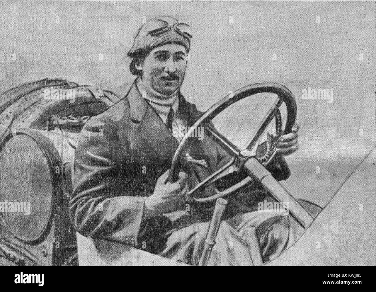 Dieses Foto zeigt den französischen Rennfahrer Jules Eugène Goux bei seinem siegreichen Lauf bei der Indianapolis 1913 500, bei dem er als erster europäischer Fahrer das Rennen gewann, mit einem Peugeot fuhr und 138 der 200 Runden führte. Wikipedia+3Wikipedia+3firstsuperspeedway.com+3 Stockfoto