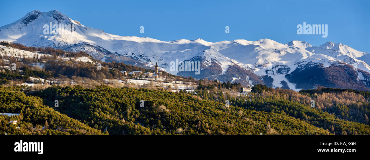 Winter Panorama auf das Dorf Saint-Sauveur und die Les Orres Sky Resort im Hintergrund. Alpes-de-Haute-Provence, Alpen, Frankreich Stockfoto