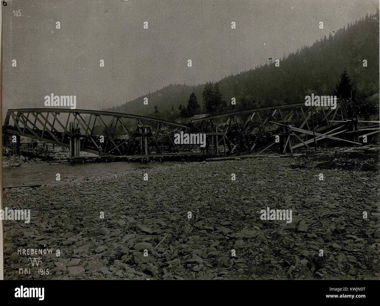 Das Bild zeigt eine zerstörte Eisenbahnbrücke bei Hrebenow (wahrscheinlich in der Karpaten), die Einbrüche und zerstörte Infrastruktur zeigt, wahrscheinlich durch Kriegsoperationen in der Region. Stockfoto