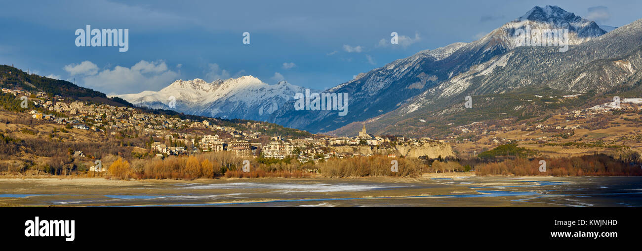 Winter Panoramablick auf Embrun und das Tal der Durance in den Hautes-Alpes. Französische Alpen, Frankreich Stockfoto