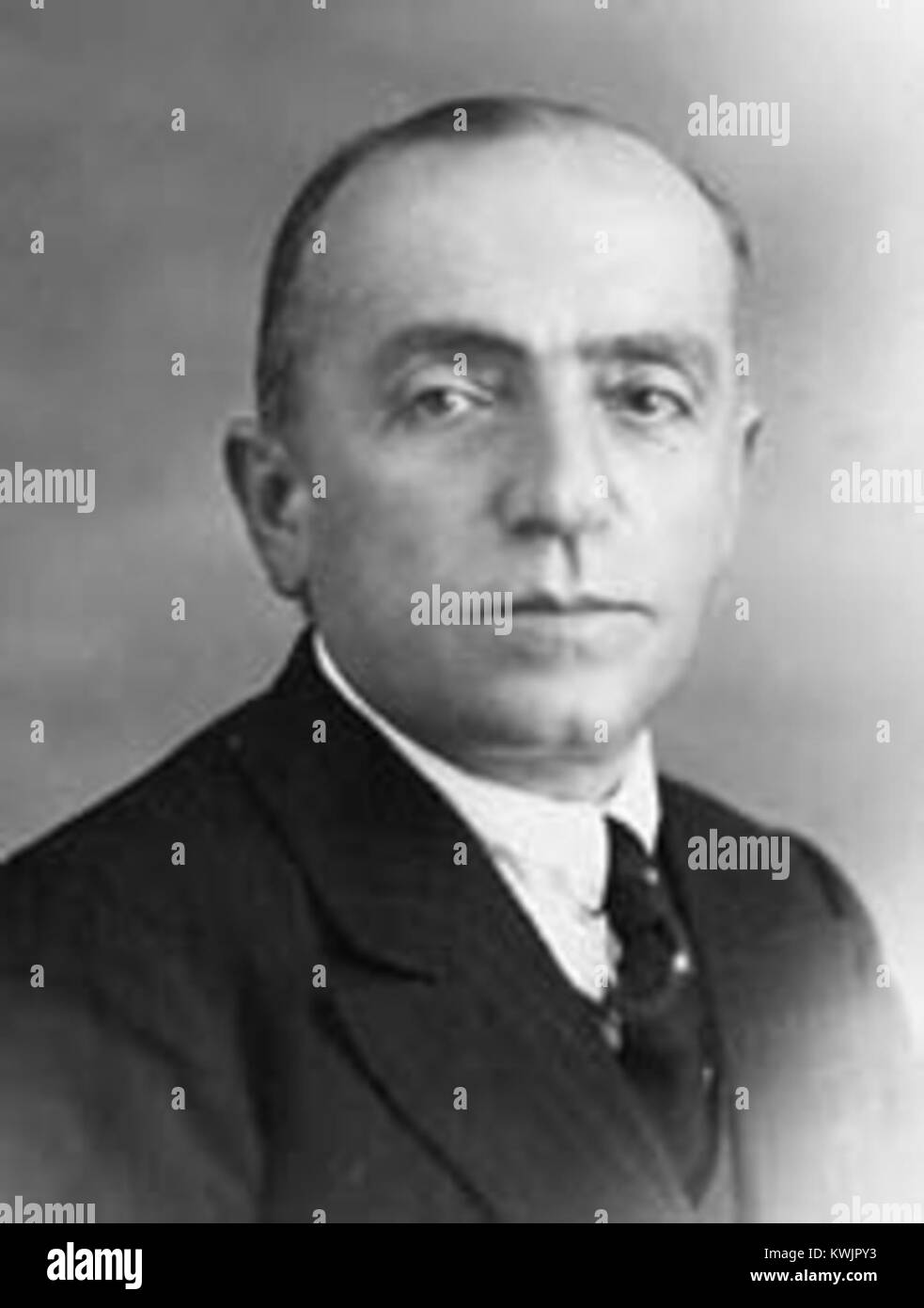 Yusuf Kemal Tengirşenk (1878–1969) war ein türkischer Beamter, Politiker und Akademiker, der in den ersten Jahren der Türkischen Republik als Wirtschaftsminister, Außenminister und Justizminister tätig war und später als Professor für Wirtschaft an der Universität Ankara tätig war. Wikipedia+2ERIC+2 Stockfoto
