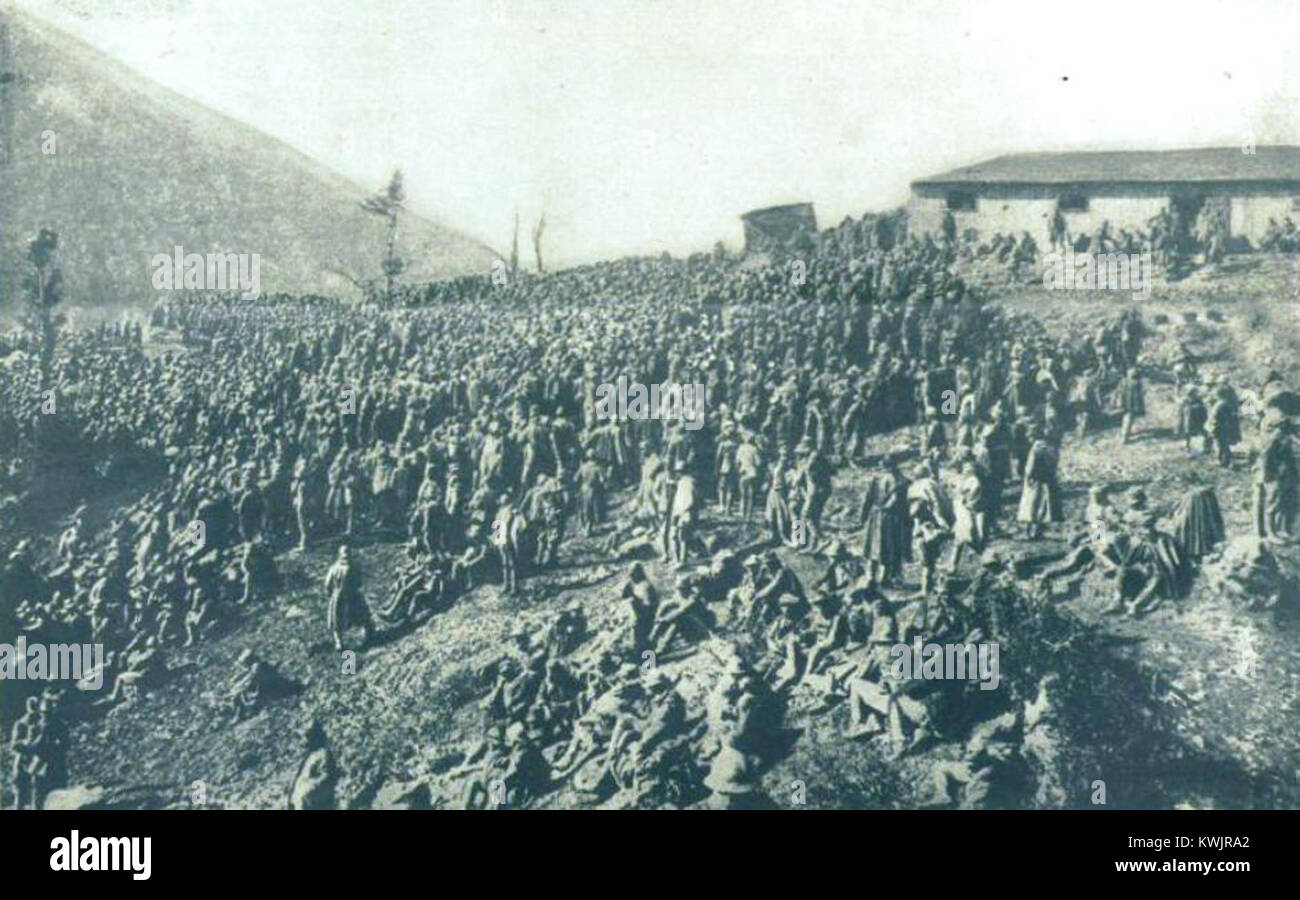 Italienische Soldaten bei der Invasion deutscher und österreichisch-ungarischer Truppen in Friaul, Italien, was einen Moment militärischer Aktionen veranschaulicht, an denen italienische Truppen während des Vormarsches deutscher und österreichisch-ungarischer Einheiten gefangen genommen wurden. Stockfoto