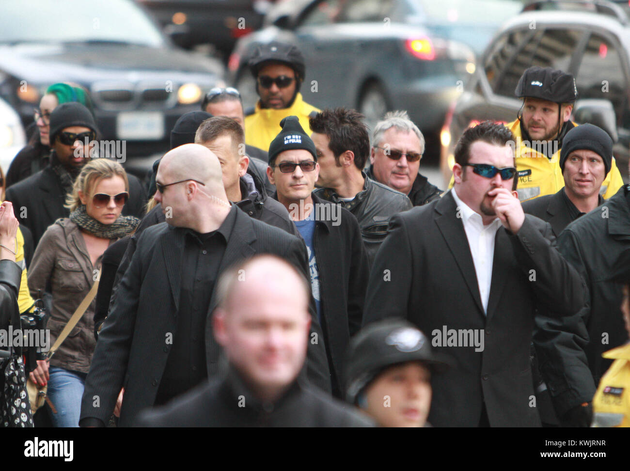 TORONTO, ONTARIO - April 15: Charlie Sheen zu sehen ist zu Fuß vom Ritz Carlton Massey Hall für seine heftigen Torpedo der Wahrheit Tour am 15. April 2011 in Toronto, Kanada. Personen: Charlie Sheen Stockfoto