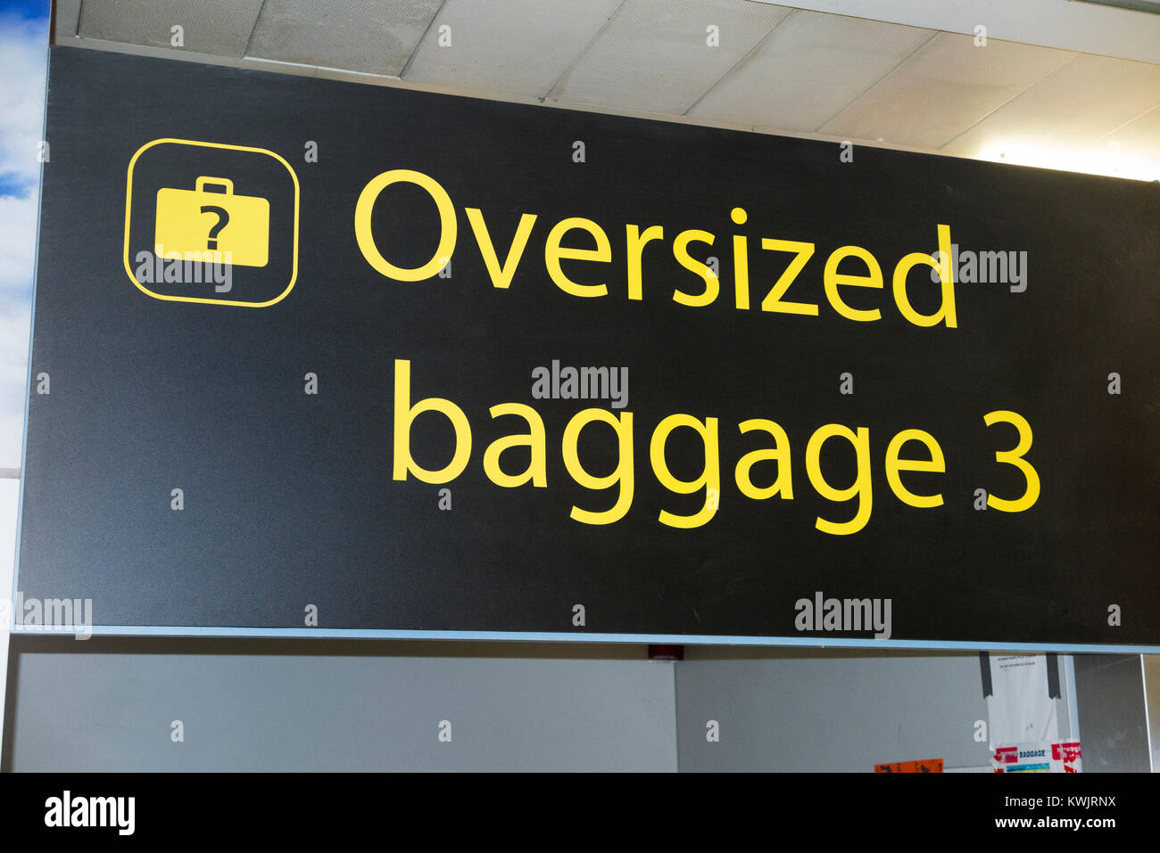 Größentabelle bei übergroßen Baggage drop off Bereich Zone am Flughafen London Gatwick, für Artikel, die der Fluggast das Gepäck zu groß sind für den normalen Check-in. Großbritannien Stockfoto