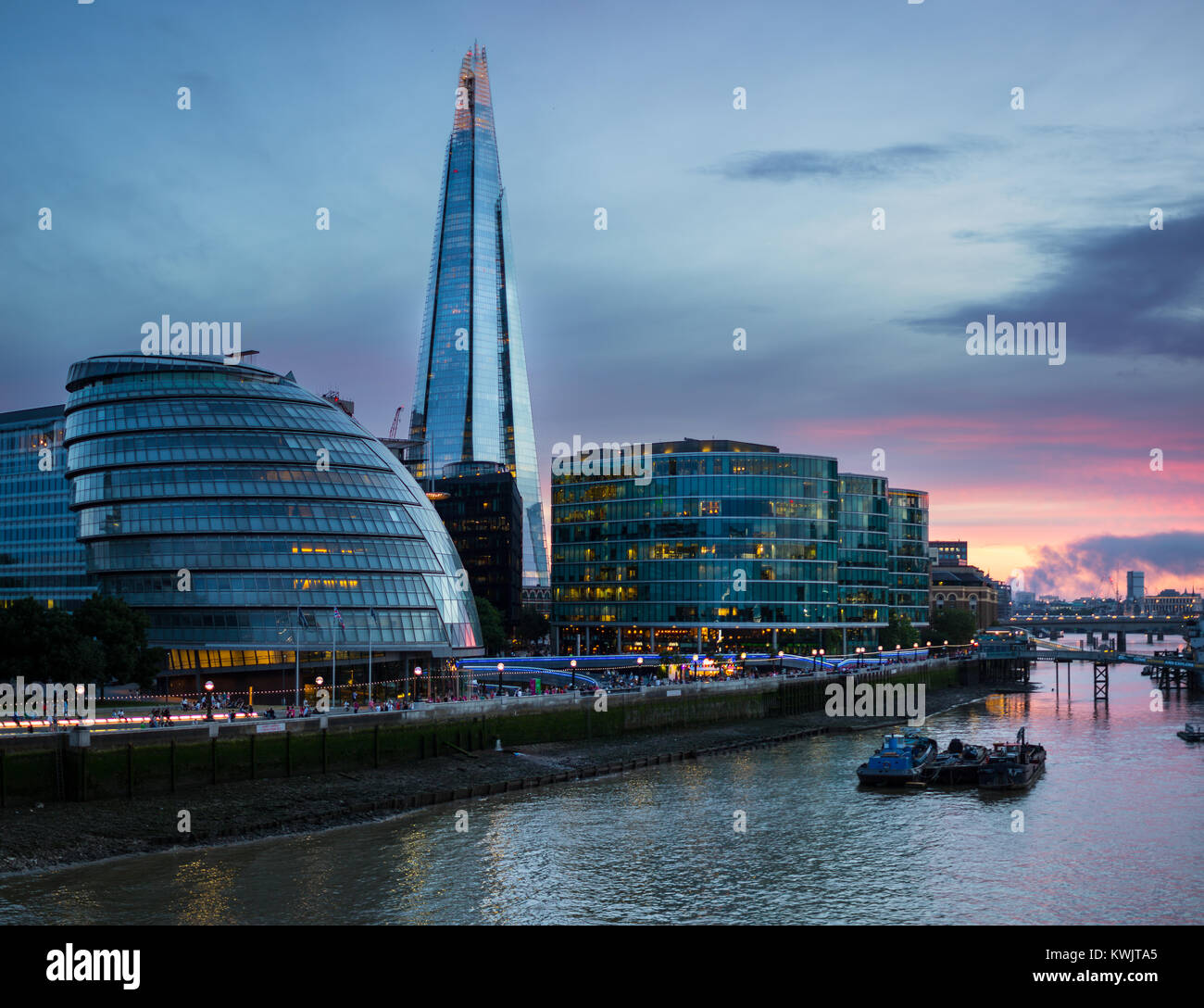 Der Shard und Londons Rathaus von der Tower Bridge gesehen, wie der Himmel rot am Ende des Tages drehen Stockfoto
