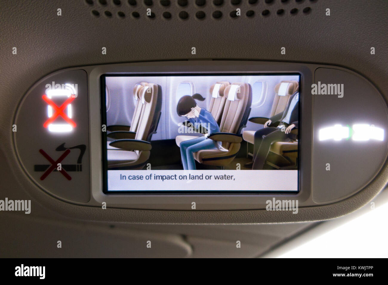 Aufgezeichnete Screening von Flugzeug Flugzeug Flugzeug Flugzeug Flug Monitor Bildschirm mit pre Flight Passenger safety Anweisungen für den Notfall in der Ebene Stockfoto