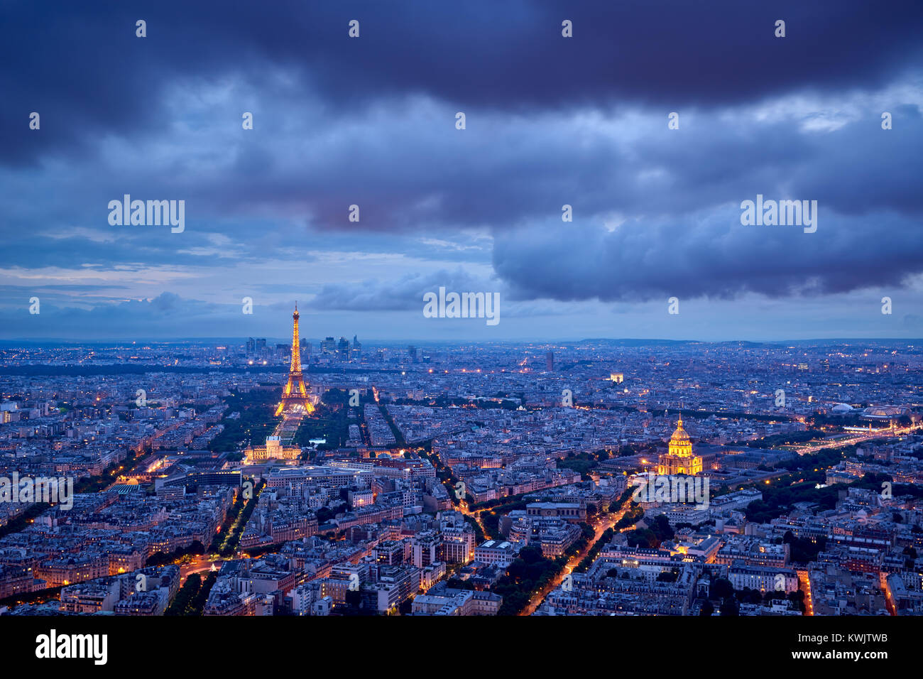 Blick über die Dächer von Paris und Denkmäler (beleuchteten Eiffelturm und Les Invalides) in der Dämmerung. 16. und 7. Arrondissements, Paris, Frankreich Stockfoto