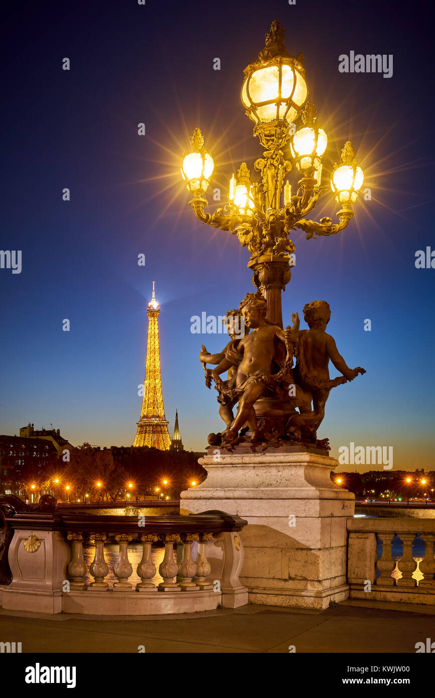 Pont Alexandre III Brücke Kandelaber style Lamp Post mit der beleuchteten Eiffelturm. 8. Arrondissement, mit der rechten Bank, Paris, Frankreich Stockfoto