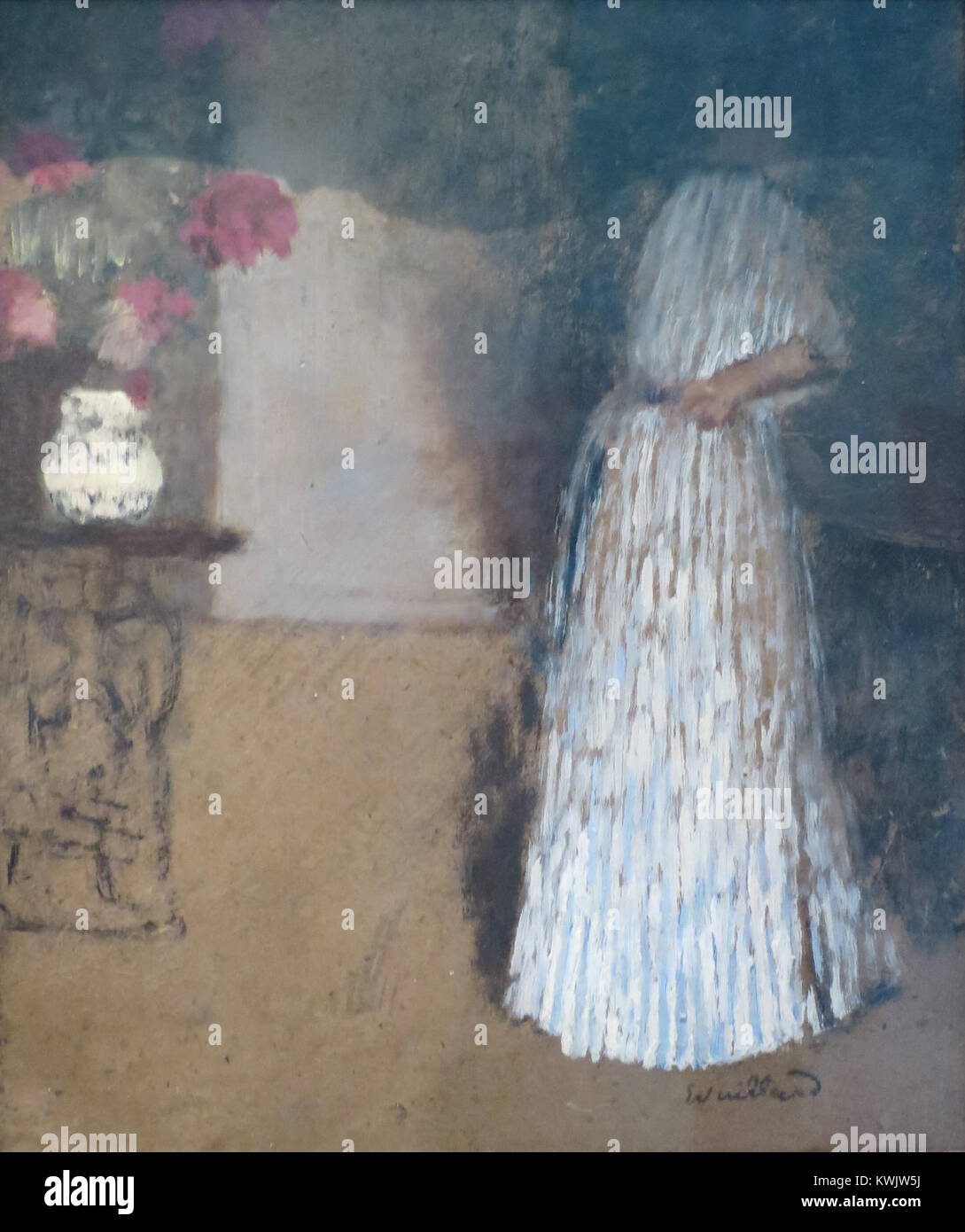 Dieses Öl-auf-Pappe-Gemälde des französischen Malers Edouard Vuillard (1868–1940), datiert um 1896–97, mit dem Titel Junge Frau in einem Raum, zeigt eine Innenaufnahme mit einer sitzenden weiblichen Figur auf gemusterten Oberflächen, die für seinen intimen postimpressionistischen Stil charakteristisch ist. Stockfoto