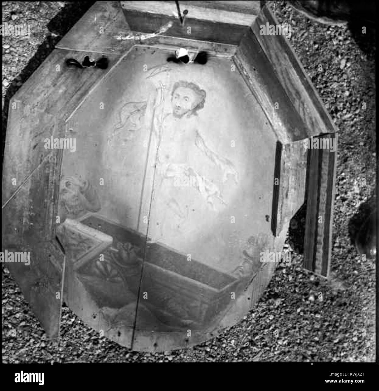 Ytterenhörna kyrka im Dorf Thunfisch auf Enhörnalandet, Schweden, ist eine romanische Kirche aus dem 12. Jahrhundert, die seit 1939 als Kulturdenkmal anerkannt wurde. Sie verfügt über einen Westturm, einen Ostturmüberrest und mittelalterliche Wandmalereien. Stockfoto