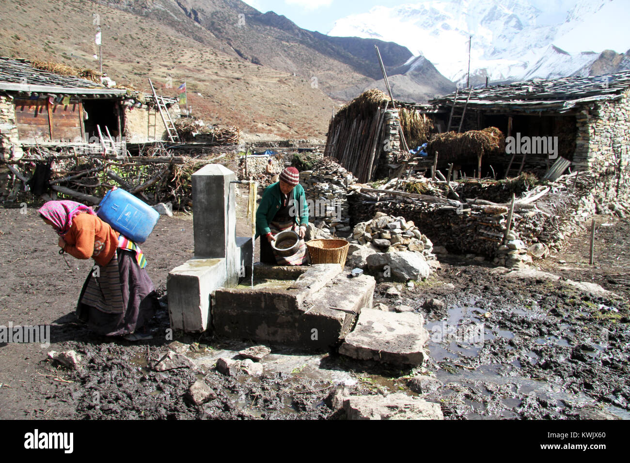 Zwei Frauen in der Nähe von Brunnen im Dorf in Nepal Stockfoto