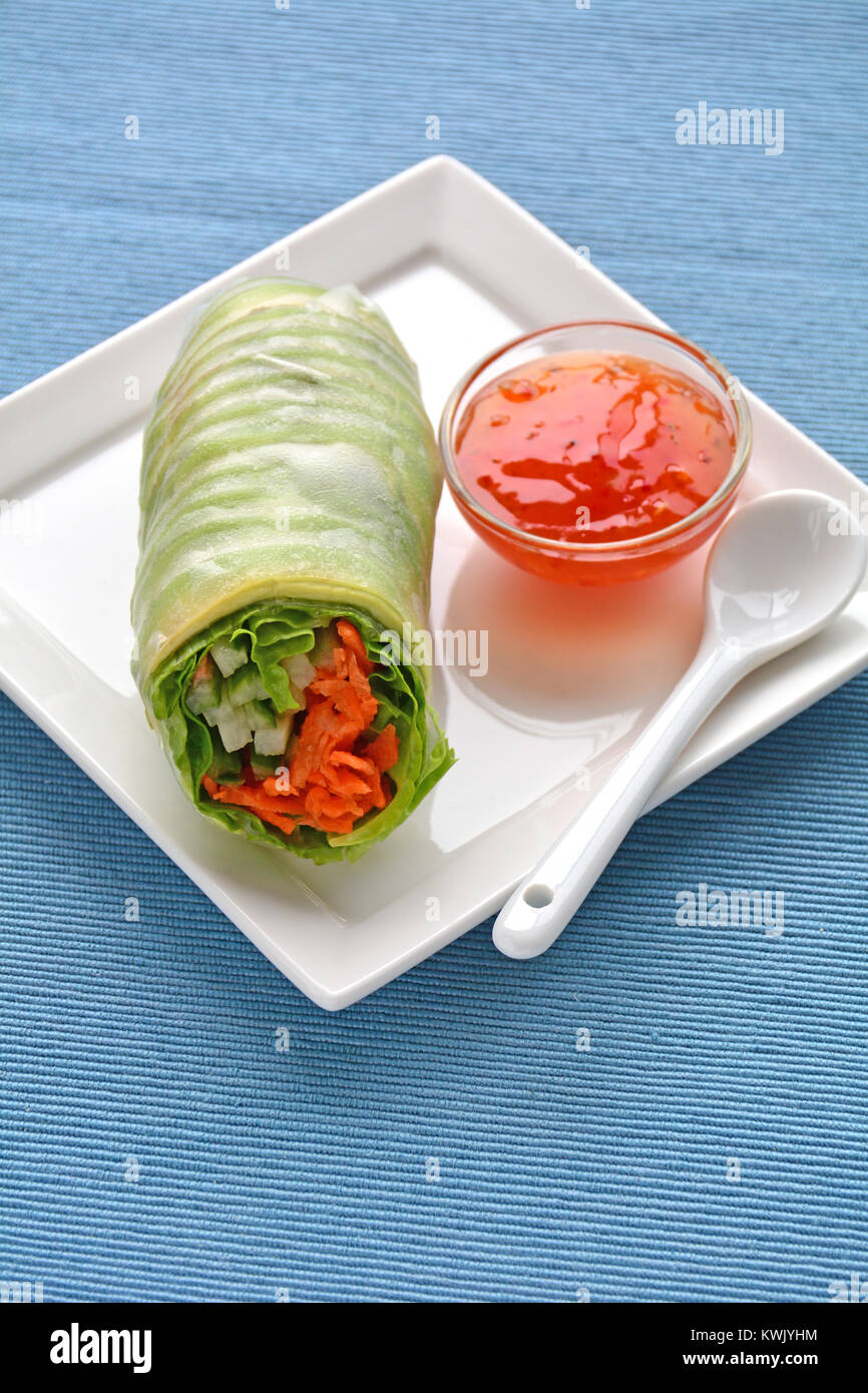 Frische und gesunde avocado Salat Rolle auf Quadratische weiße Platte mit Sweet Chili Sauce. In natürliches Licht mit Raum für Text Schuß Stockfoto