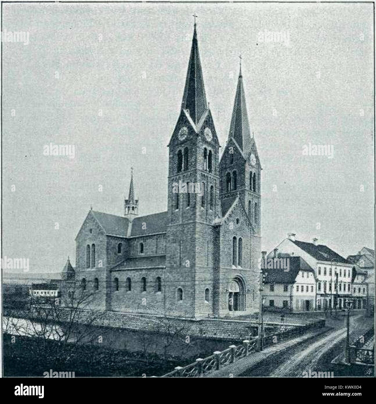 Die Pfarrkirche in Kočevje, fotografiert 1903, zeigt die neoromaneske Kirche St. Fabian, St. Sebastian und St. Bartholomäus, die 1900–1903 an der Stelle einer älteren Kapelle erbaut wurde. Stockfoto
