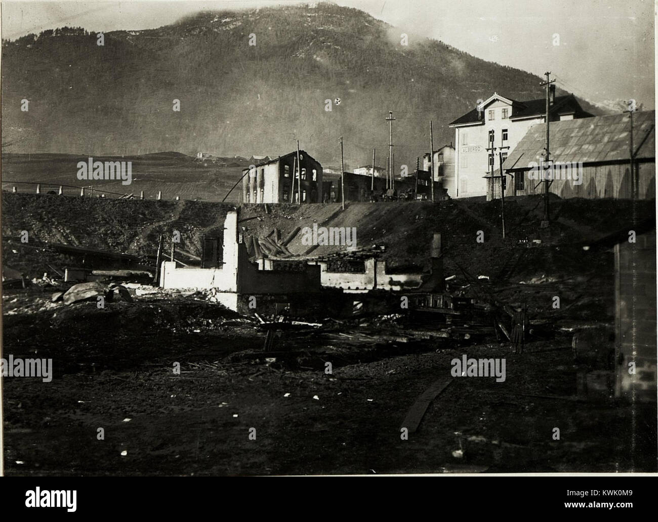 Die Fotografie mit dem Titel „Zerstörung in Calalzo“ zeigt Kriegsschäden in der Stadt Calalzo, Italien, vom 17. November 1917 während des Ersten Weltkriegs, wobei Gebäude erfasst wurden, die durch Artilleriebeschüsse und die Auswirkungen militärischer Operationen in den Dolomiten reduziert wurden. Stockfoto