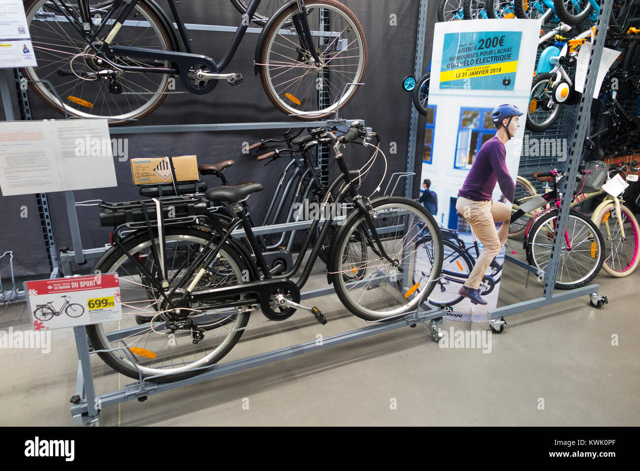 Elektrofahrrad / Ablauf / Fahrrad innen Decathlon Sport powered/Sportgeräte  shop/Händler/store Aix-les-Bains/Grésy-sur-Aix. Frankreich Stockfotografie  - Alamy