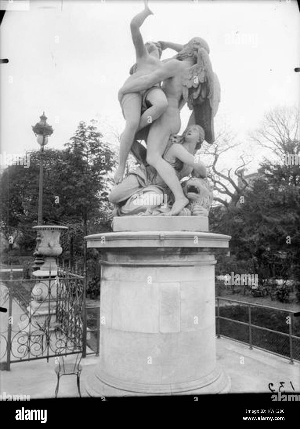 Die Statue des Saturn, der Cybele entführt, steht in den Tuilerien in Paris und symbolisiert die Allegorie der Erde. Es ist eine klassische Darstellung der mythologischen Figuren in Skulpturen. Stockfoto