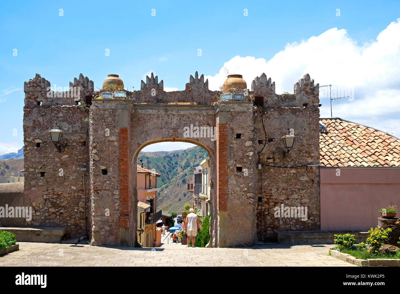 Gates in Chiesa SS trinita im Bergdorf von Forza D'Agro in Sizilien, Italien. Stockfoto