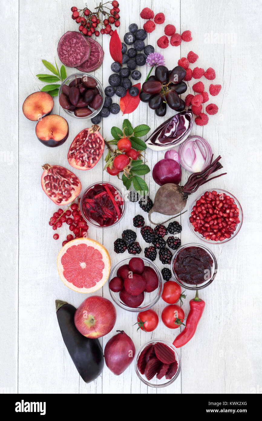 Gesunde Ernährung mit Super gesundheitsfördernder Eigenschaften mit Obst und Gemüse hoch in die Anthocyane, Mineralien, Antioxidantien und Vitamine. Stockfoto