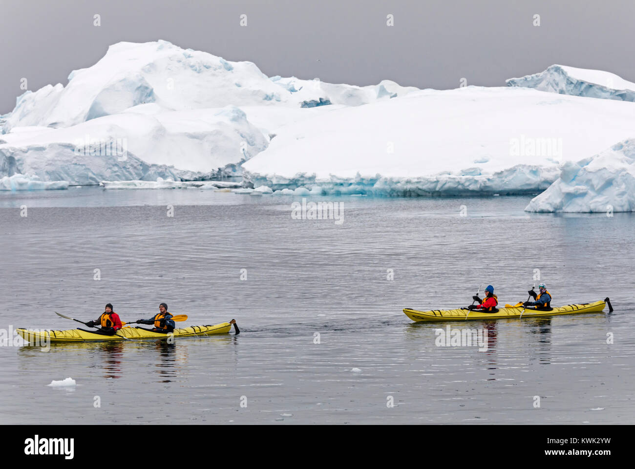 Kajakfahrer entdecken verschneite Cuverville Island; Antarktis Stockfoto