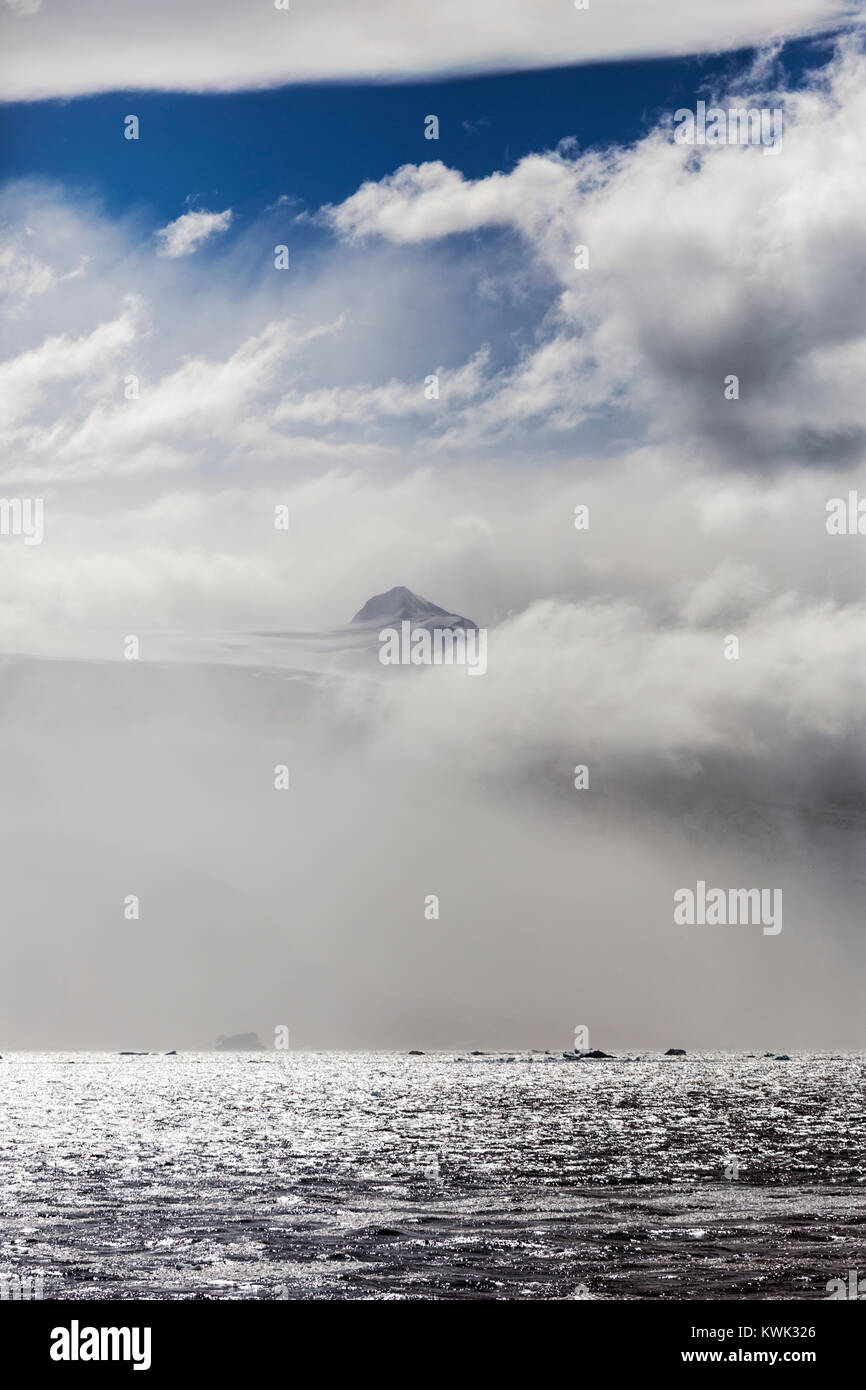 Dramatische Himmel über Mount Français; 9,055; Anvers Island; Trojan Bergkette; schnee- und eisbedeckten Antarktis Landschaft Stockfoto