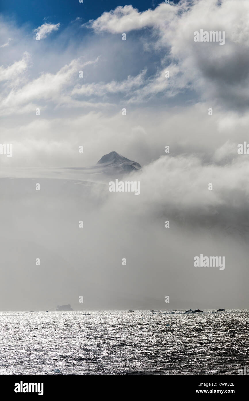 Dramatische Himmel über Mount Français; 9,055; Anvers Island; Trojan Bergkette; schnee- und eisbedeckten Antarktis Landschaft Stockfoto