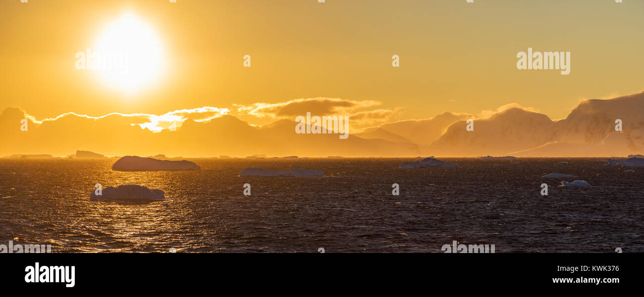 Panorama Blick auf den Sonnenuntergang von der Antarktis Landschaft; Rongé Island; Arctowski Halbinsel Stockfoto