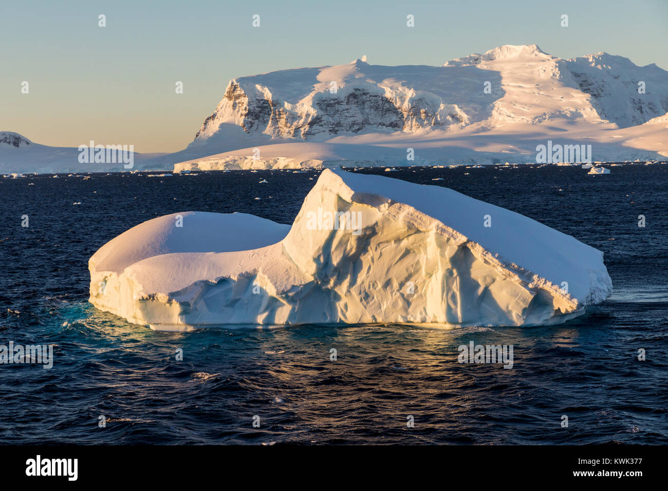 Meereis und Eisberge; Antarktis Landschaft; Rongé Island; Arctowski Halbinsel Stockfoto