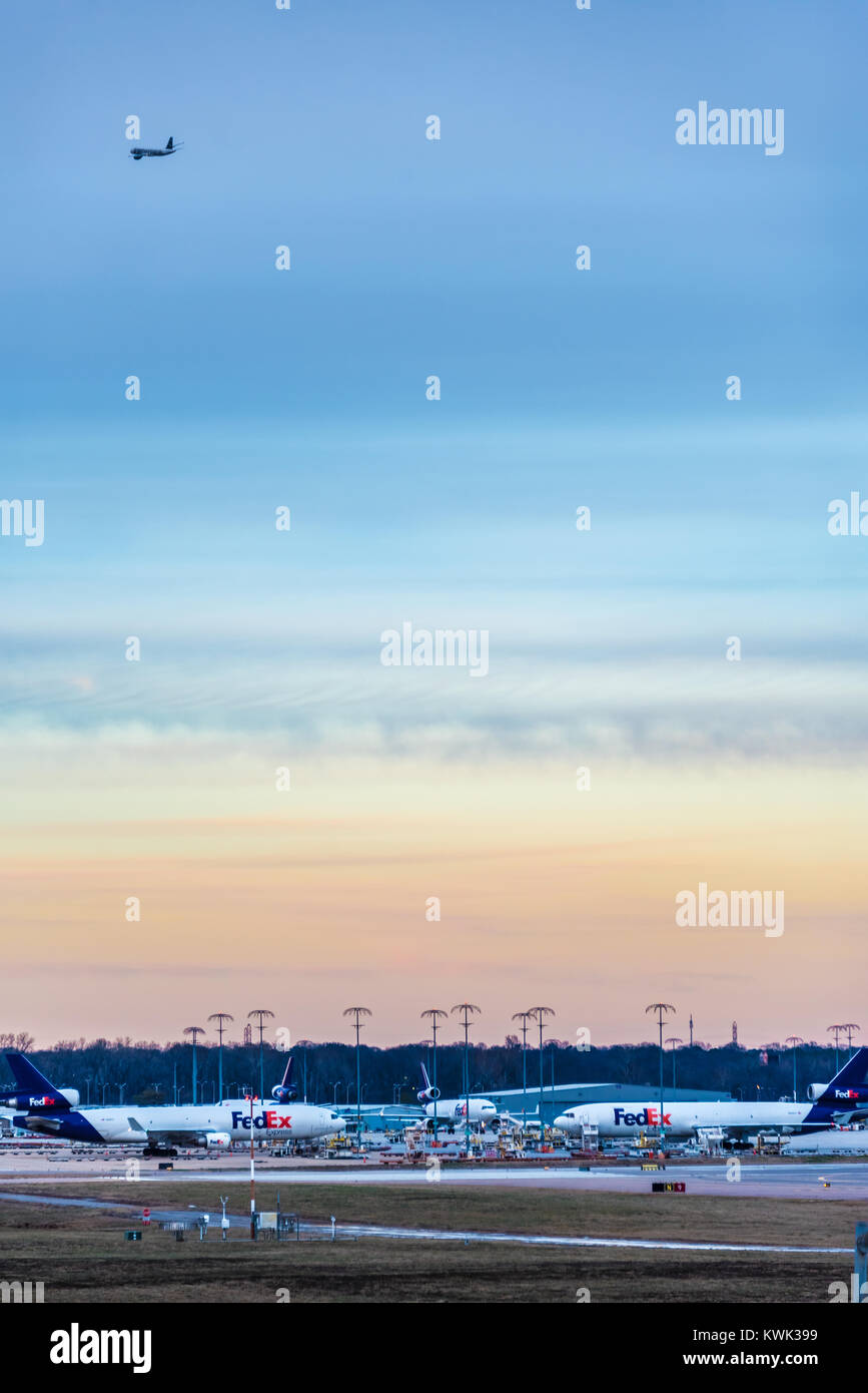 FedEx Express Jets in Memphis International Airport, Welt FedEx Hub, unter einem bunten Sonnenuntergang Himmel in Memphis, Tennessee, USA. Stockfoto