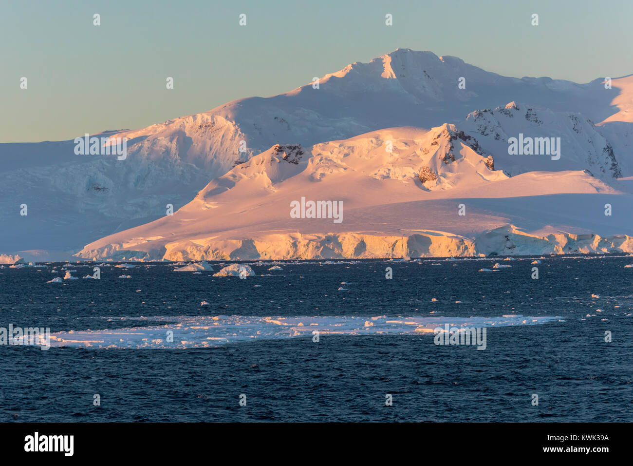 Meereis und Eisberge; Antarktis Landschaft; RongÃ © Insel; Arctowski Halbinsel Stockfoto