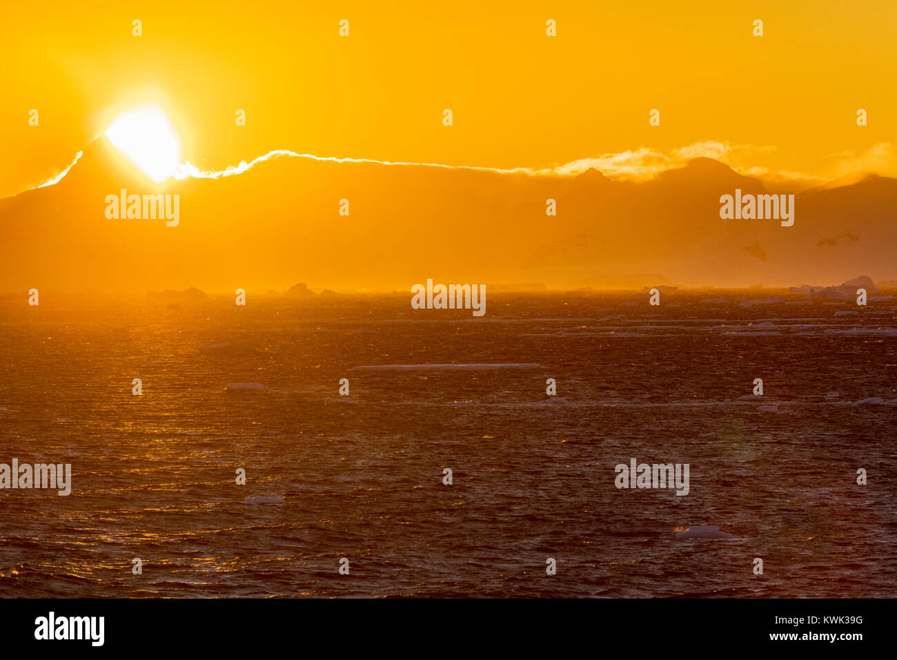 Antarktis Landschaft bei Sonnenuntergang; Rongé Island; Arctowski Halbinsel Stockfoto