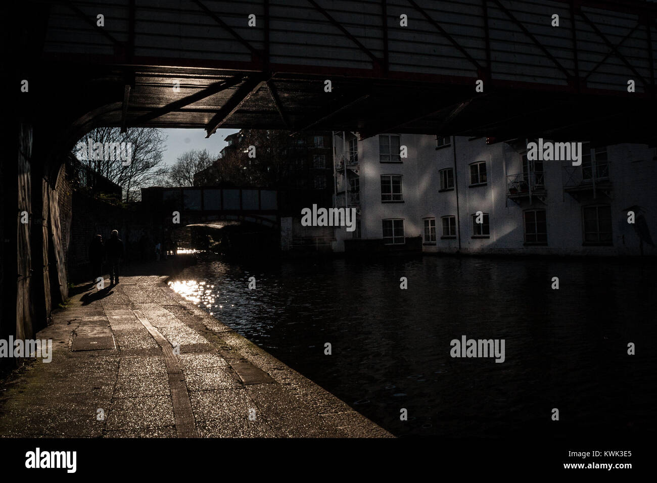 Unter der Brücke. Ich bin immer zu dieser Art von Licht und seine Reflexionen angezogen worden. Dies ist einer der wenigen der Katalog. Stockfoto