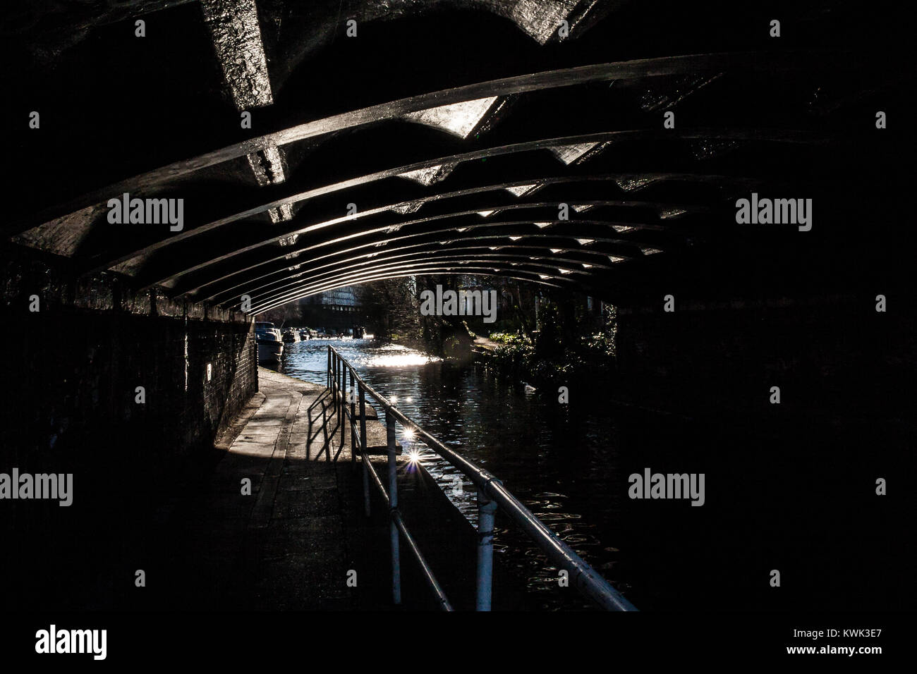 Unter der Brücke. Ich bin immer zu dieser Art von Licht und seine Reflexionen angezogen worden. Dies ist einer der wenigen der Katalog. Stockfoto