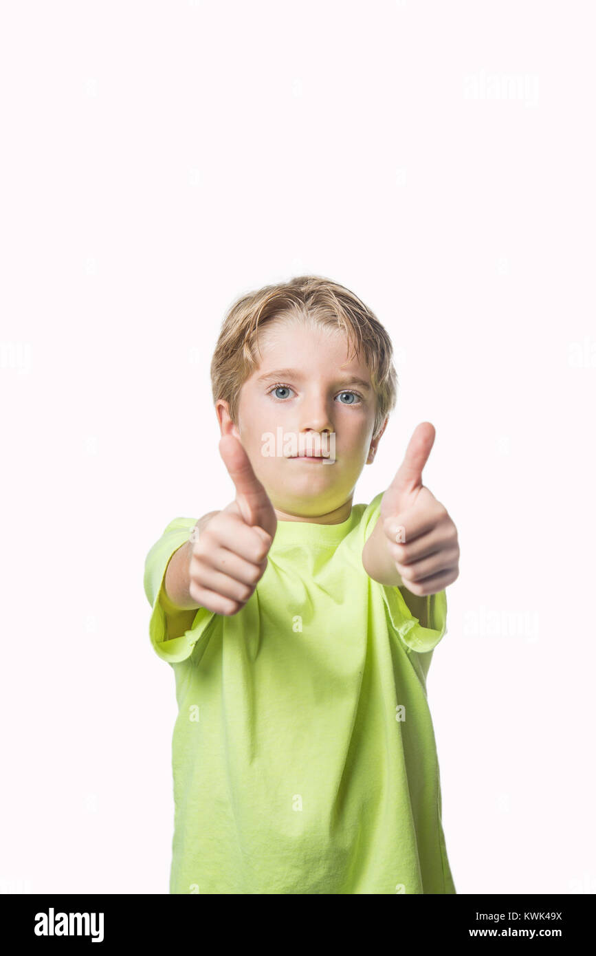 Little Boy zeigt zwei Daumen oben auf weißem Hintergrund Stockfoto