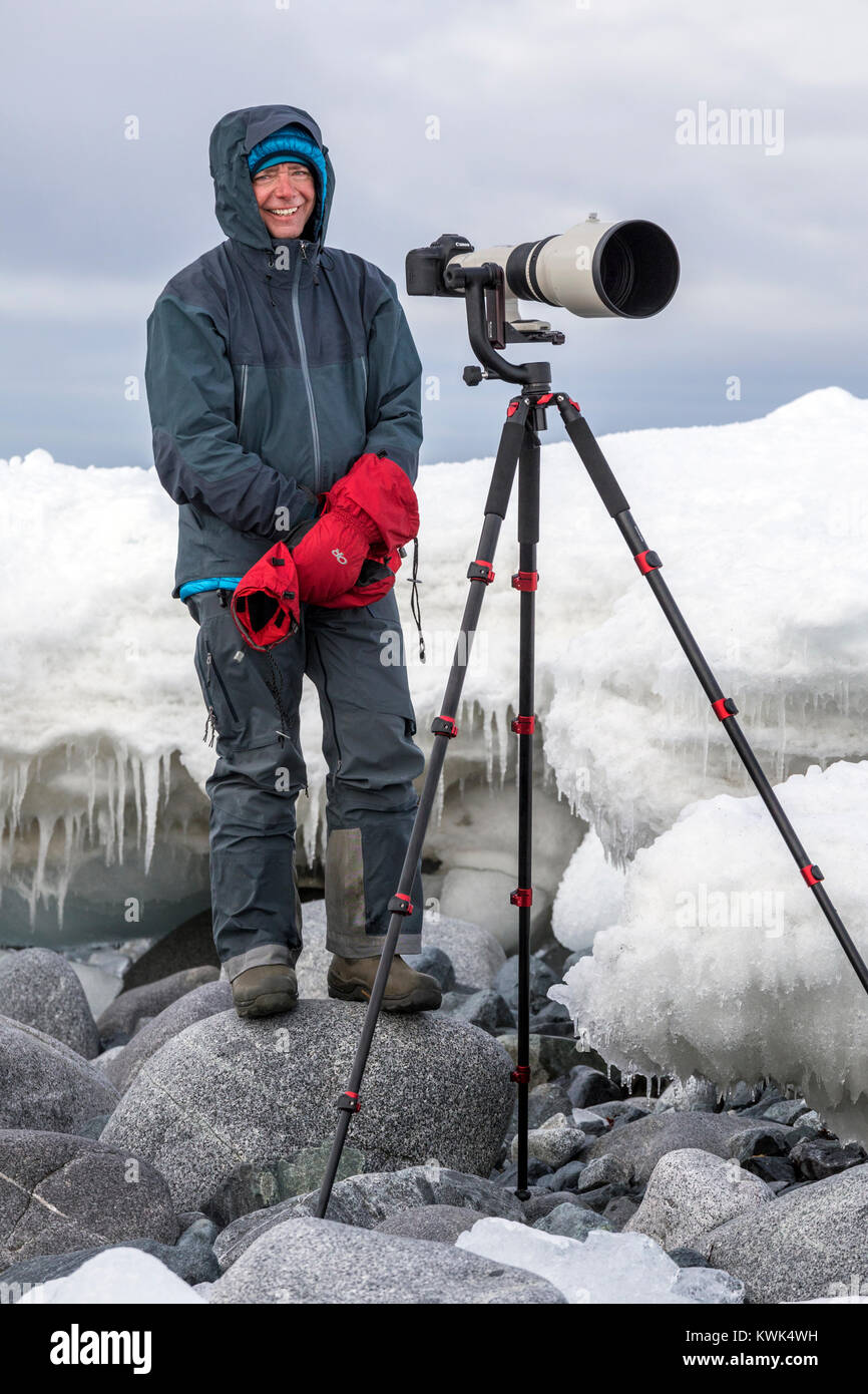 Fotograf mit riesigen teleobjektiv einfangen Wildlife; Half Moon Island; Antarktis Stockfoto