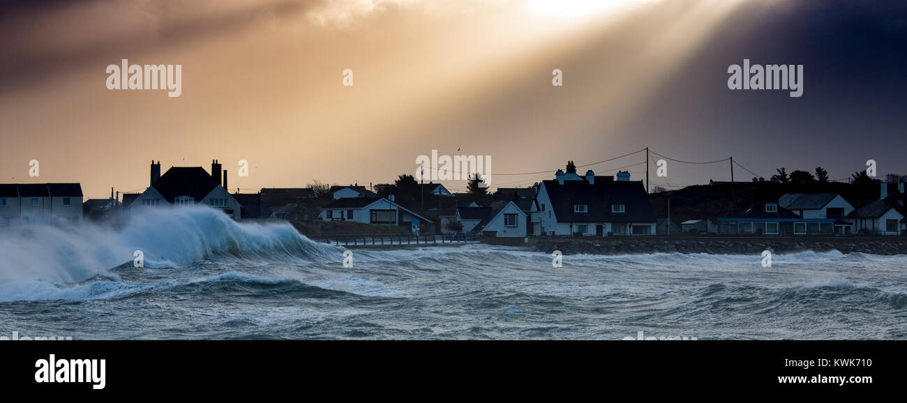 Überschwemmungen in den Küstengebieten und riesige Wellen in das kleine, isolierte Trearddur Bay auf der Isle of Anglesey während Sturm Eleanor, Wales, Großbritannien Stockfoto