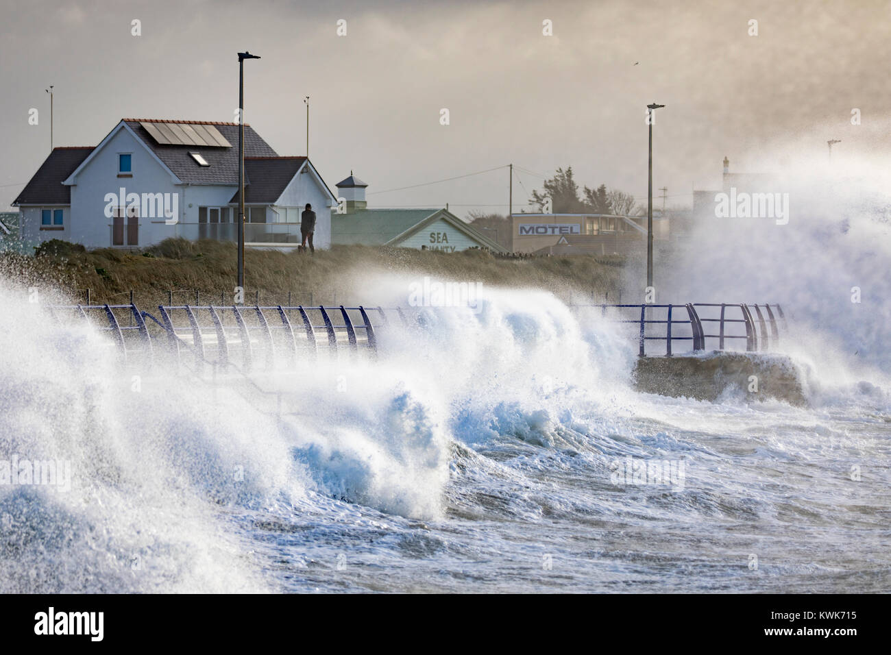 Wellen, die in die Küste und Meer an Treaddur Bucht als Folge des Sturms Eleanor, die Überschwemmungen in den Küstengebieten an der Küste von Nordwales, Großbritannien Stockfoto