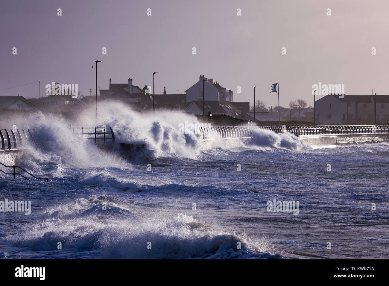 Wellen, die in die Küste und Meer an Treaddur Bucht als Folge des Sturms Eleanor, die großen Wellen an der Küste von Nordwales, Großbritannien Stockfoto