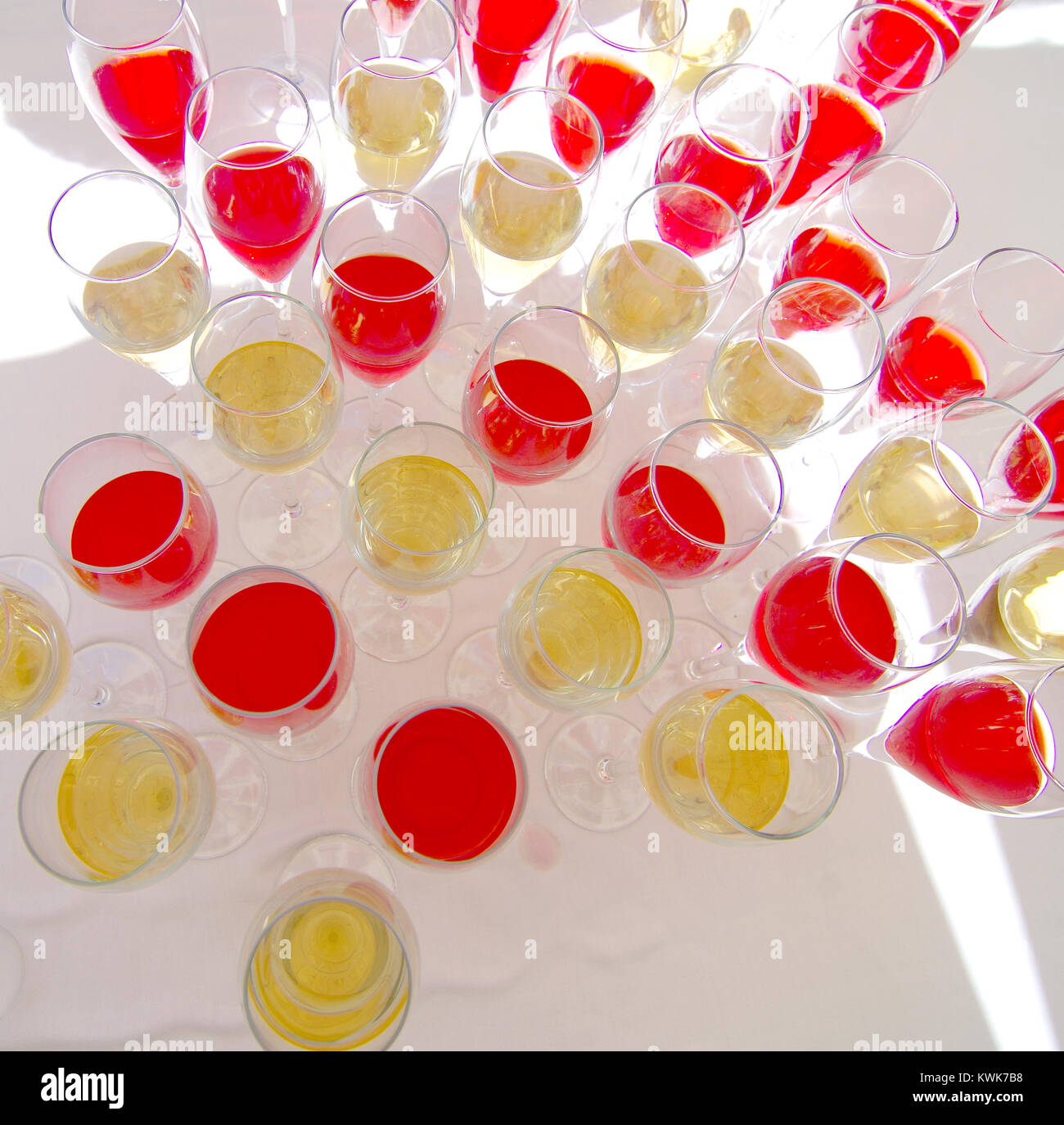 Rot und gold Getränke und coctatail für eine Party voller Freunde und Gäste Stockfoto