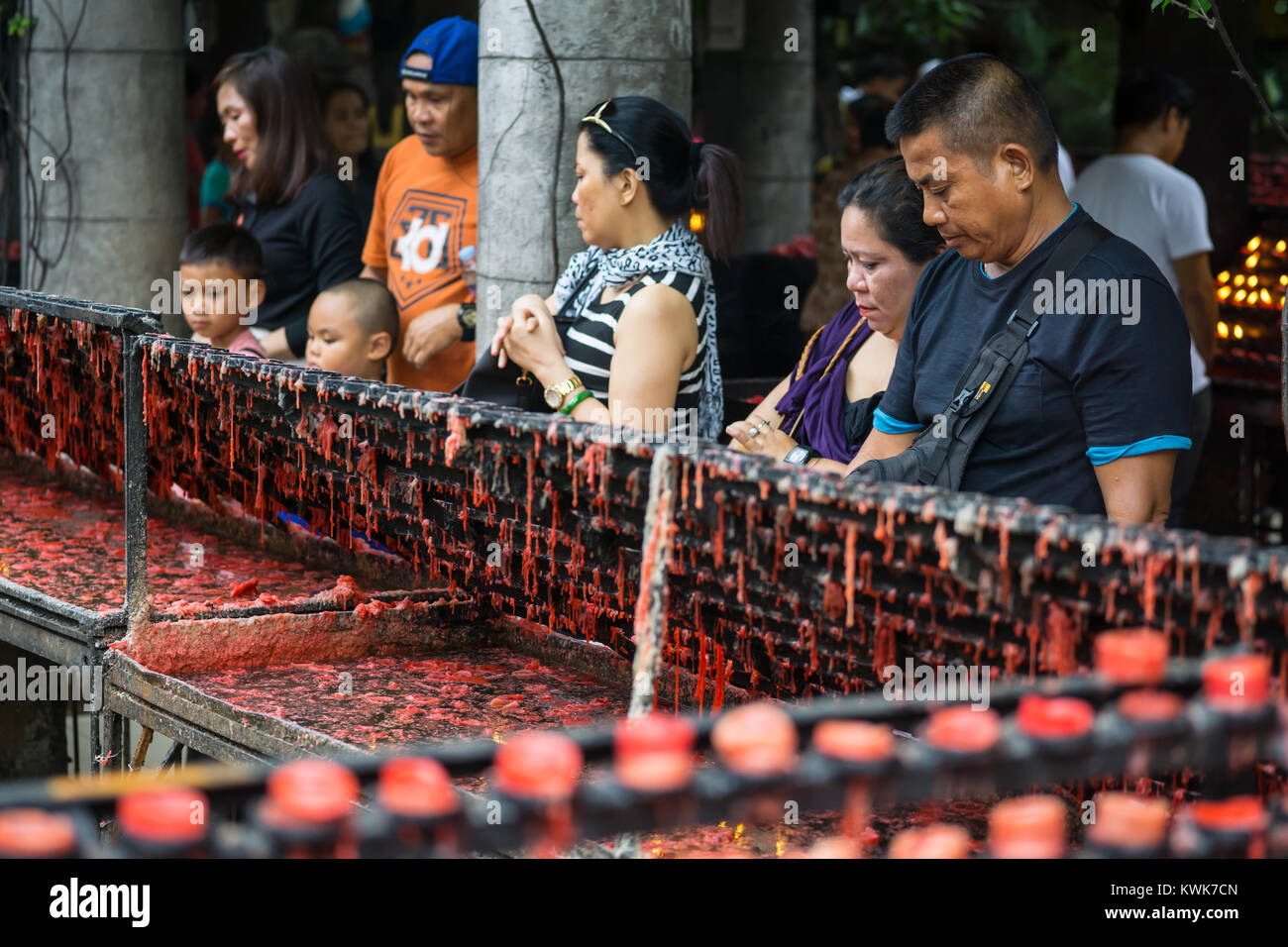 Im Einklang mit ihren katholischen Glauben Filipinos Kerzen in Begleitung zum Gebet. Stockfoto