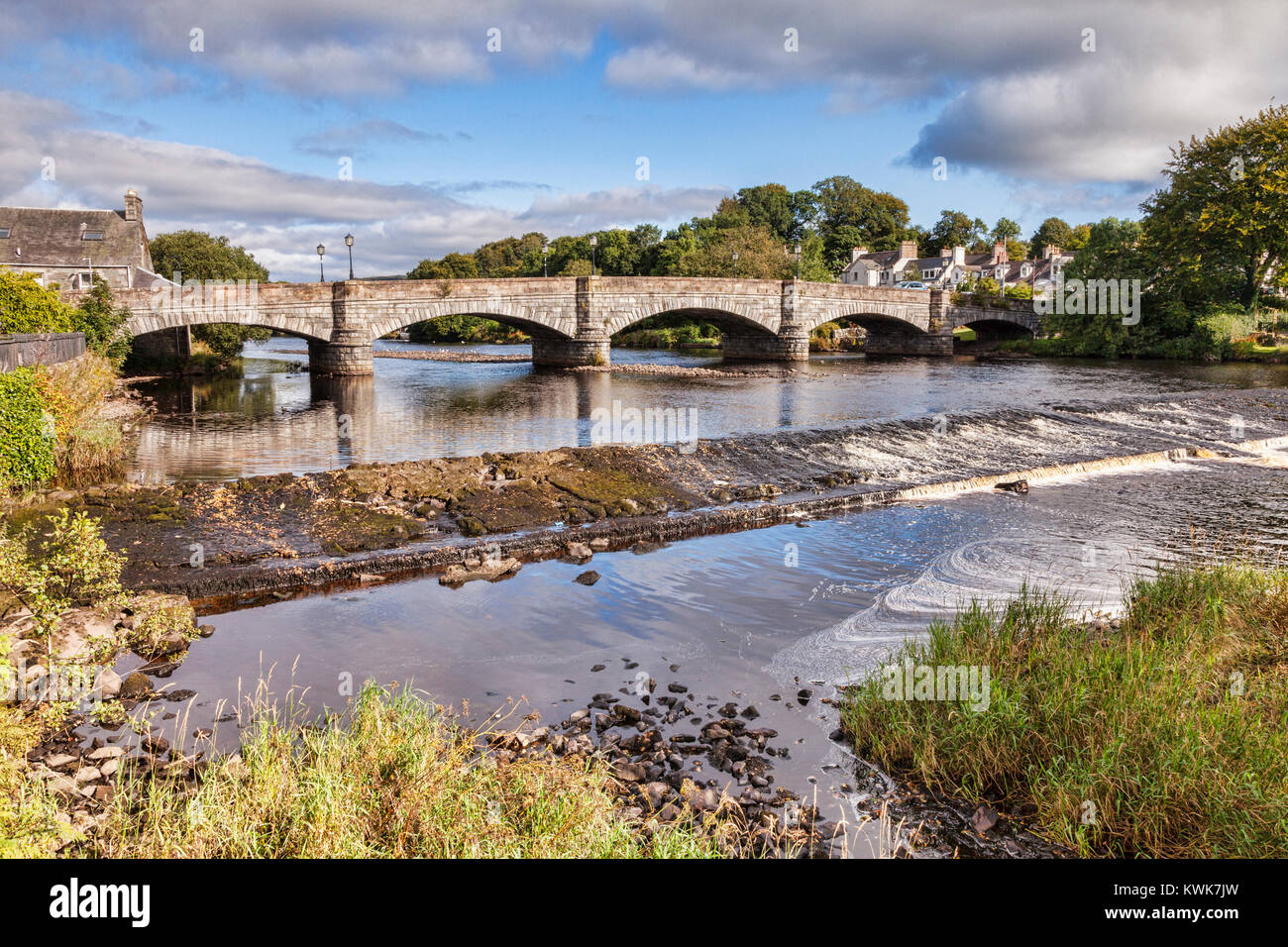Brücke und Wehr auf der River Cree bei Newton Stuart, in der Machars region, Dumfries und Galloway, Schottland. Stockfoto