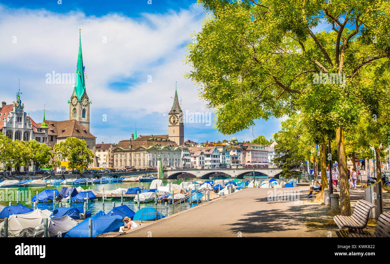 Historische Stadt Zürich Zentrum mit dem berühmten Fraumünster und St. Peter Kirchen und Limmat am See Zürich an einem sonnigen Tag mit Wolken, Schweiz Stockfoto