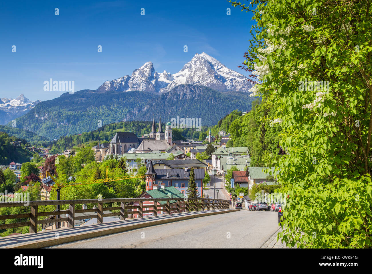 Historische Stadt Berchtesgaden mit Watzmann im Hintergrund an einem sonnigen Tag im Frühling, Nationalpark Berchtesgadener Land, Oben Stockfoto