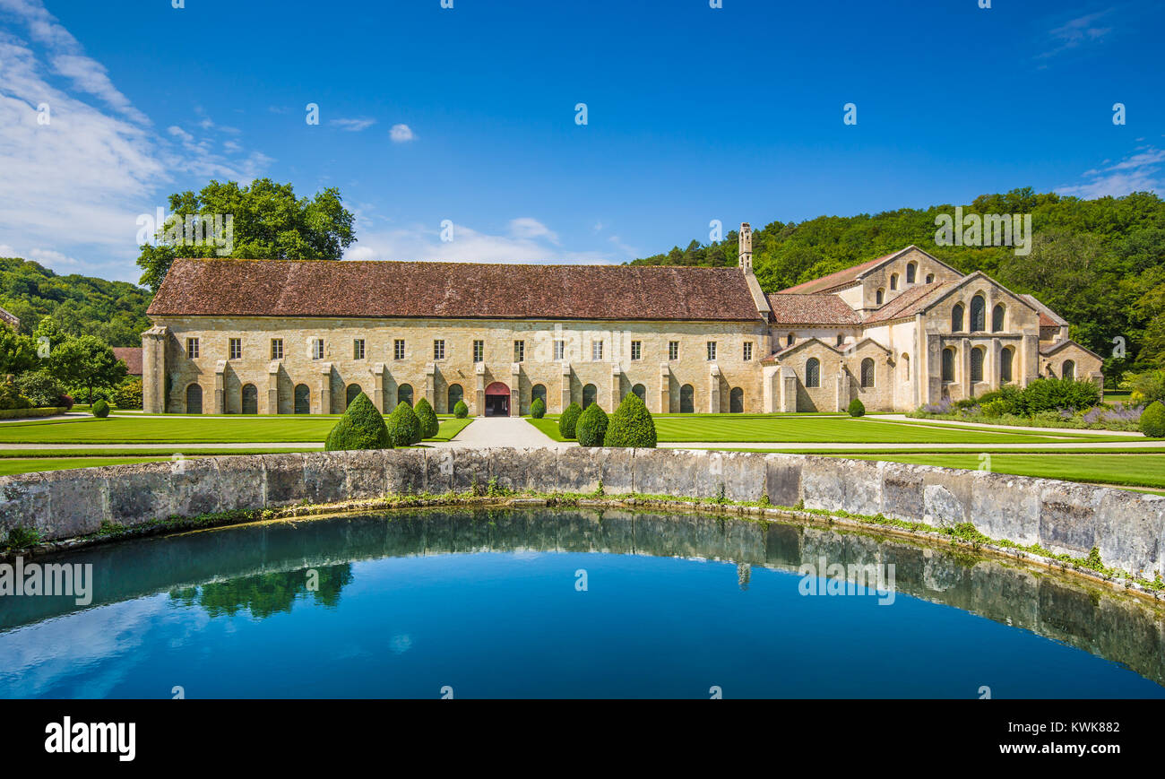 Schöne Aussicht von berühmten Zisterzienser Abtei von Fontenay, ein UNESCO-Weltkulturerbe seit 1981 in der Gemeinde von Autun, Burgund, Frankreich Stockfoto
