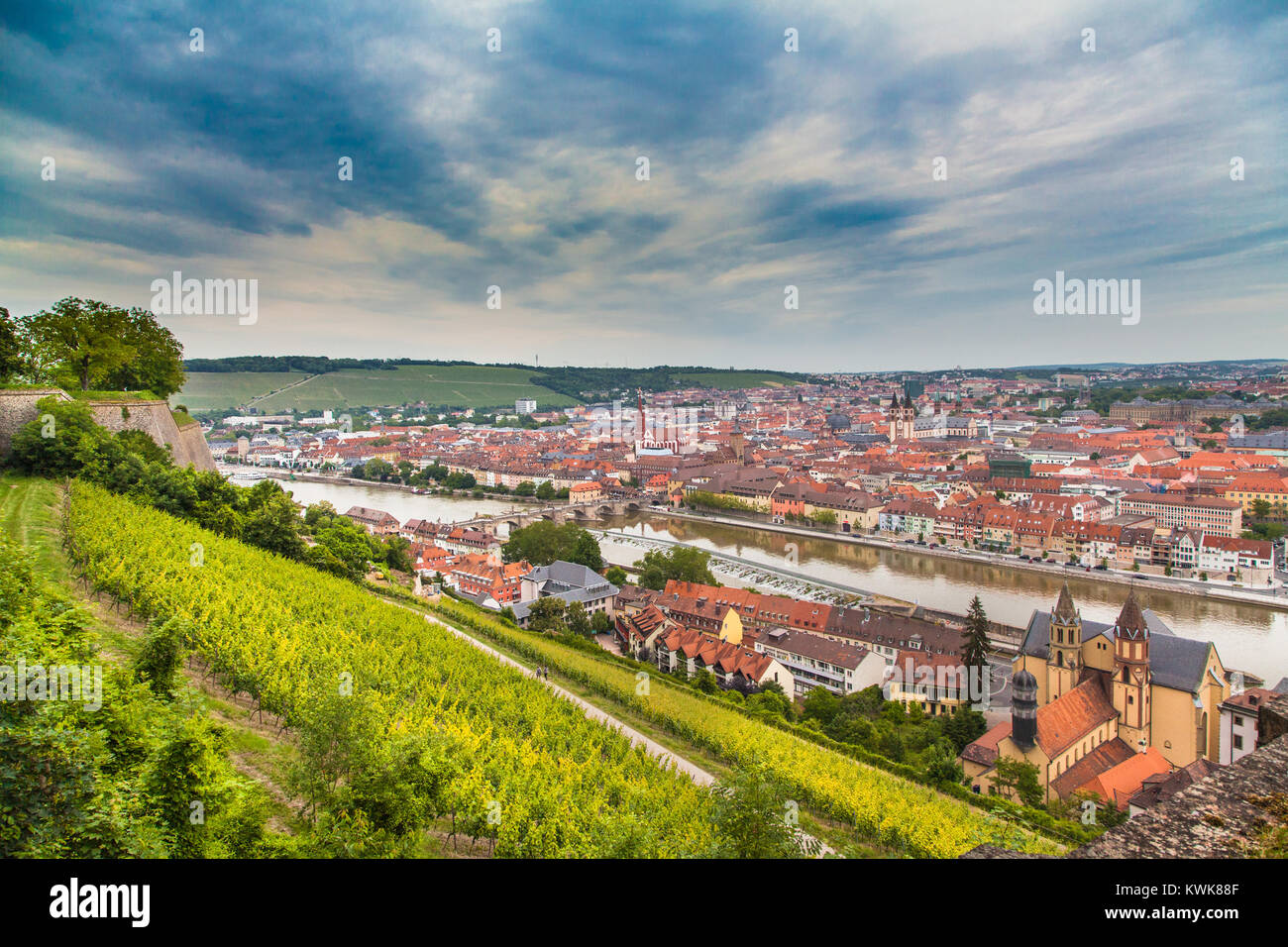 Antenne Panoramablick auf die historische Stadt Würzburg mit idyllischen Weinbergen im schönen Abend dämmerung bei Sonnenuntergang an einem bewölkten Tag im Sommer Stockfoto