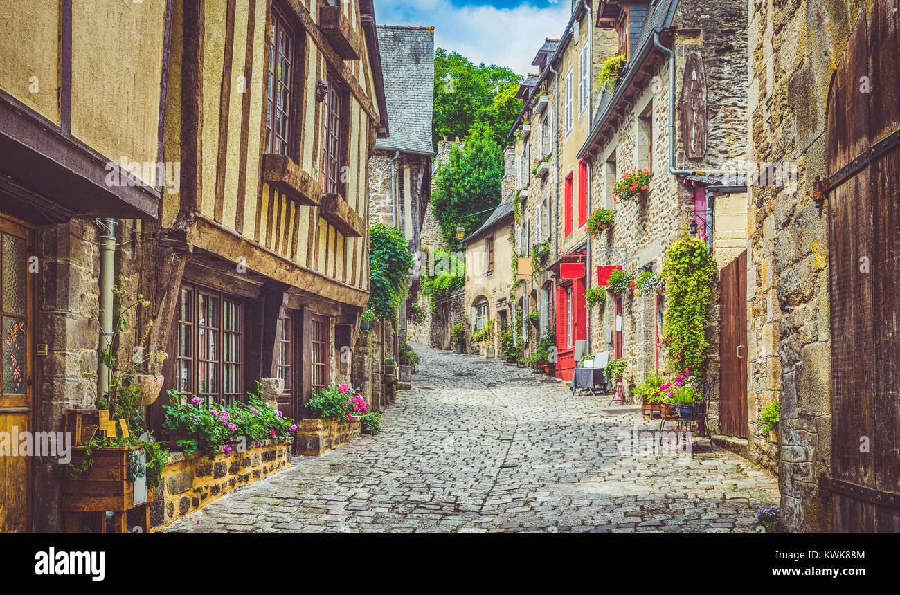 Schöne Aussicht auf die malerische enge Gasse mit historischen, traditionellen Häusern und gepflasterten Straße in eine alte Stadt in Europa mit blauem Himmel und Wolken im Sommer Stockfoto