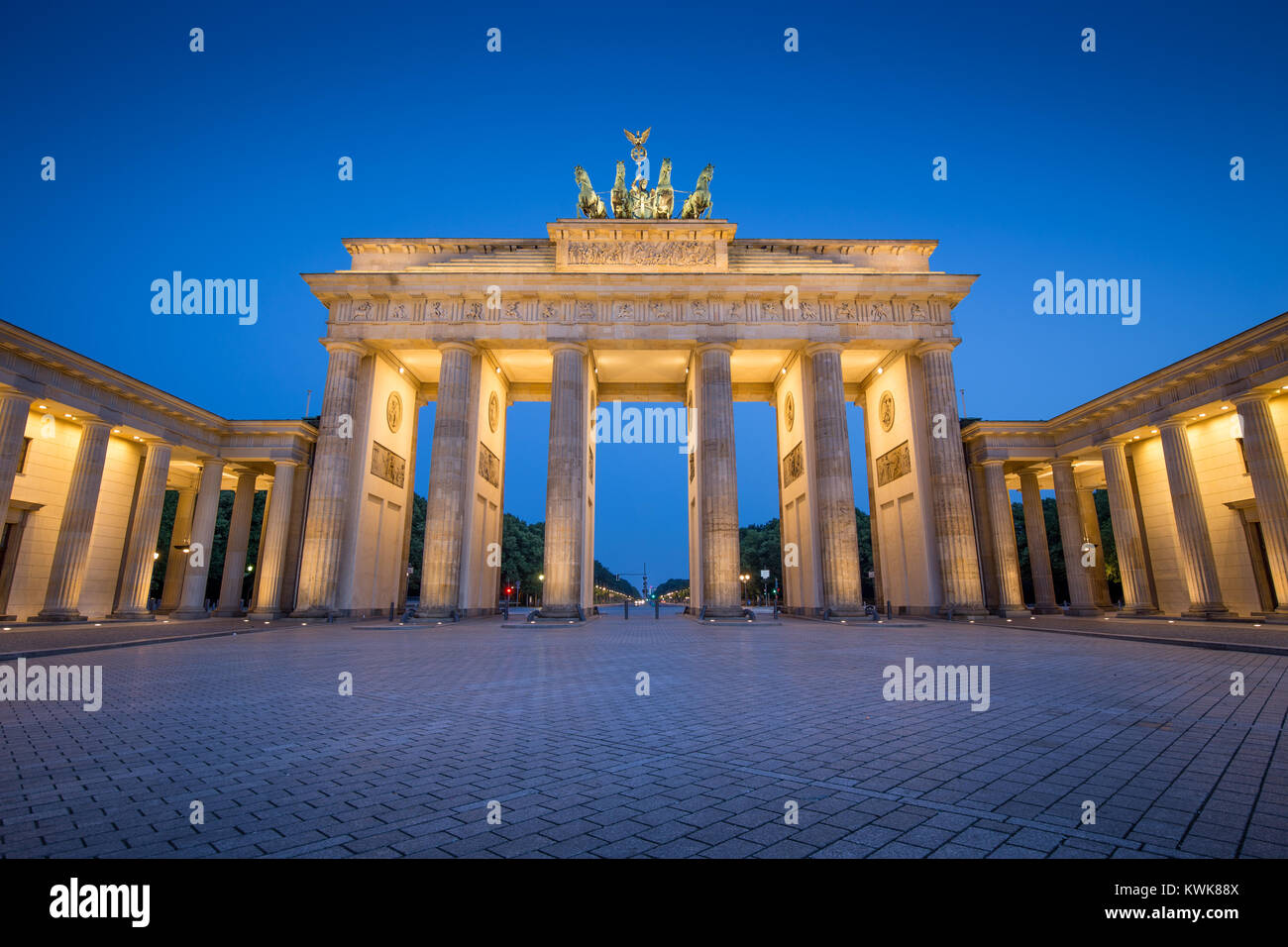 Klassische Ansicht des berühmten Brandenburger Tor (Brandenburger Tor), eines der bekanntesten Wahrzeichen und nationale Symbole Deutschlands, in der Dämmerung in blau Stockfoto