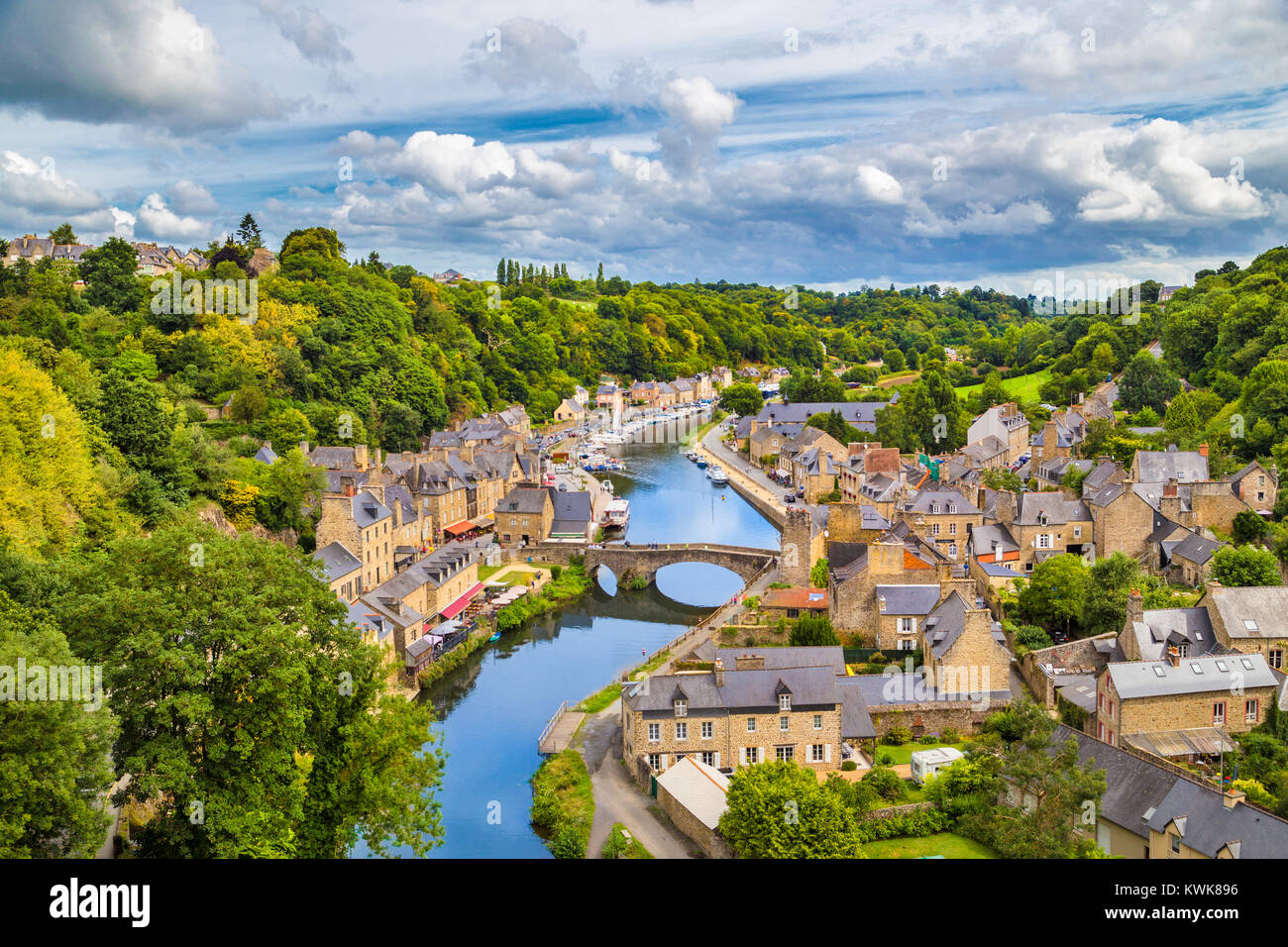 Luftbild von der historischen Stadt Dinan mit Rance Fluß mit dramatischen Wolkengebilde, Côtes-d ' Armor-Abteilung, Bretagne, Nordwesten Frankreichs Stockfoto